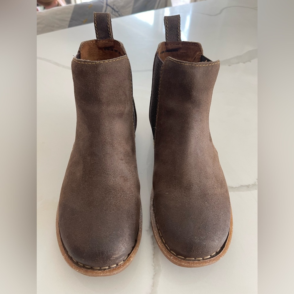 Born ankle boots size 8